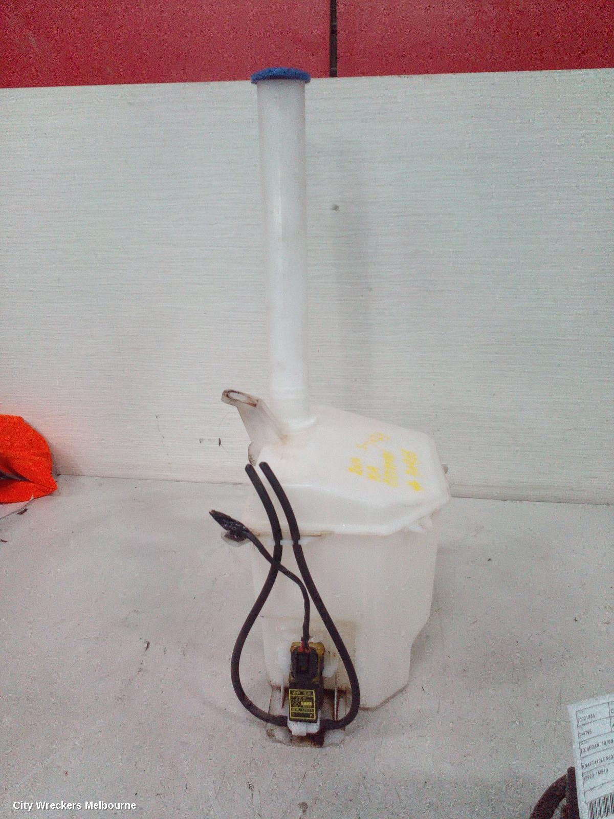 KIA CARNIVAL/GRAND CARNIVAL WASHER BOTTLE, FRONT, VQ, 01/2006 - 12/2014