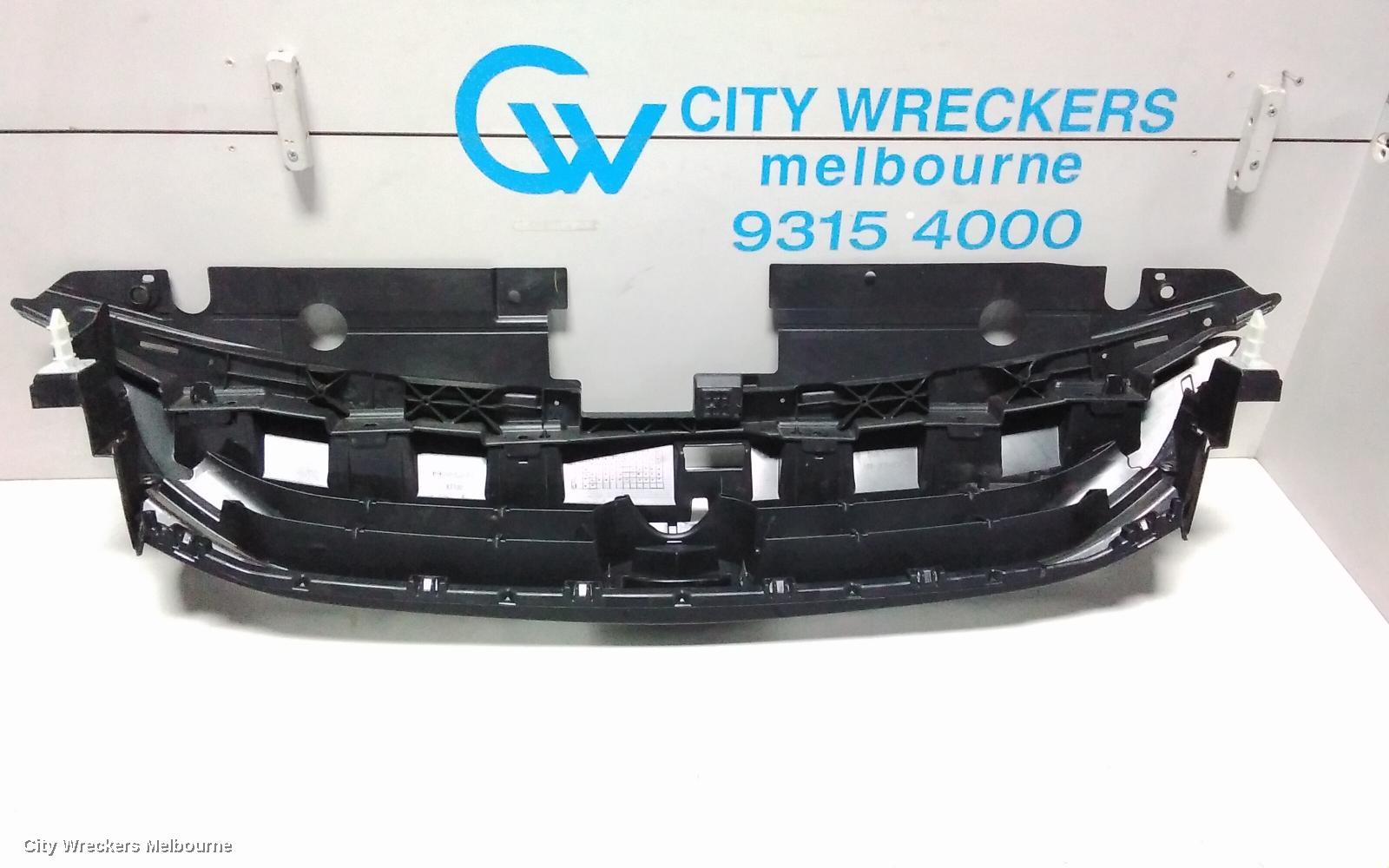 MAZDA 2 GRILLE, RADIATOR GRILLE, DJ, GENKI, UPPER-COLOUR CODED, 09/2014 - 10/2019