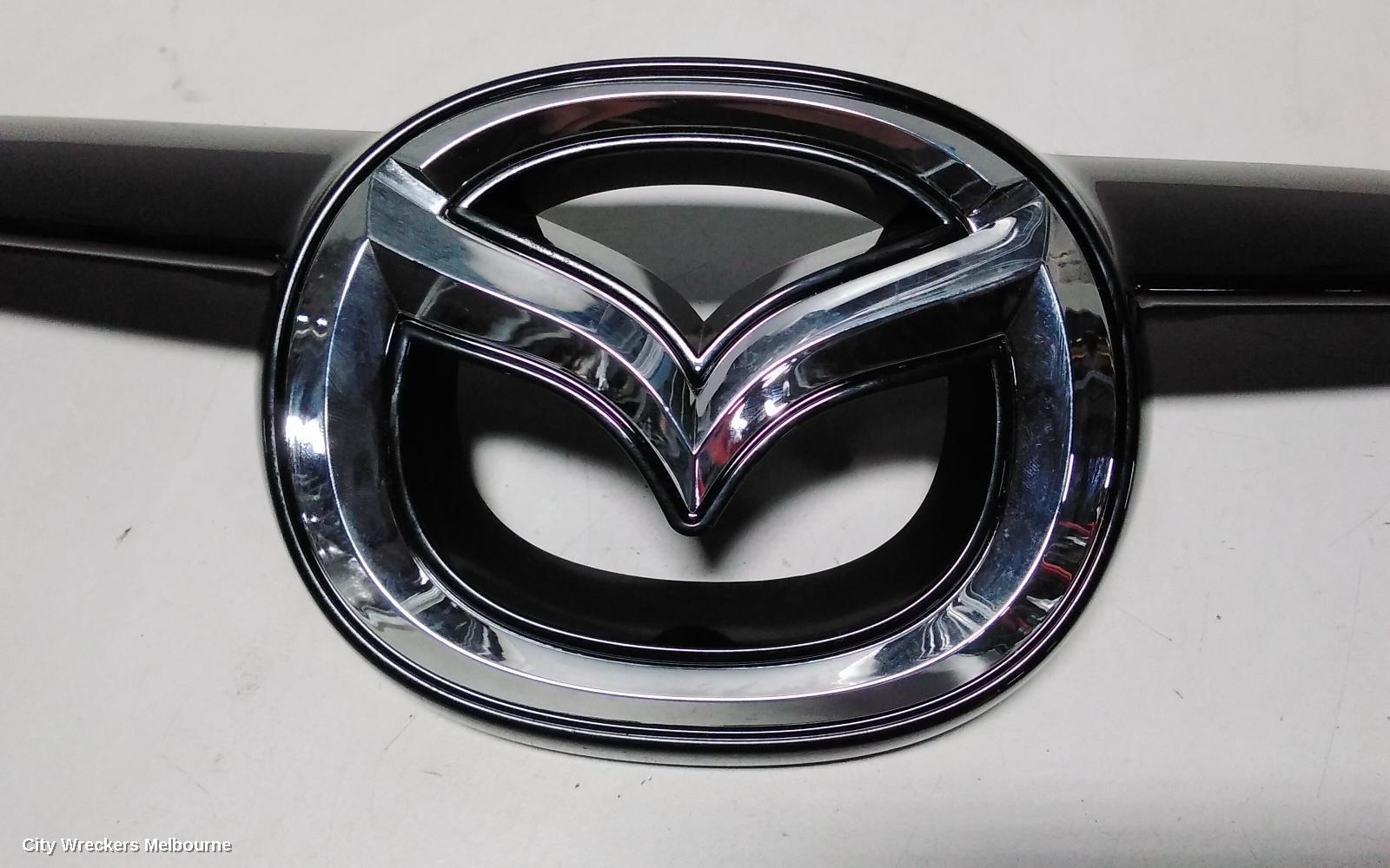 MAZDA 2 GRILLE, RADIATOR GRILLE, DE SERIES, HATCH, 05/2010 - 09/2014