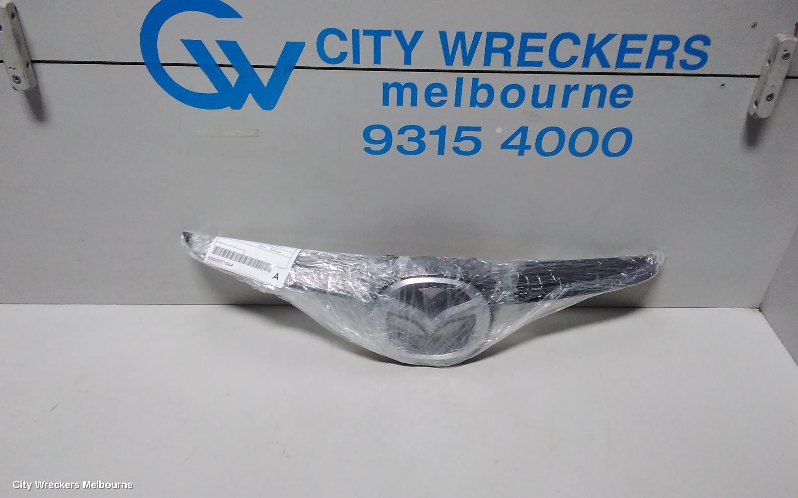 MAZDA 2 GRILLE, RADIATOR GRILLE, DE SERIES, HATCH, 05/2010 - 09/2014
