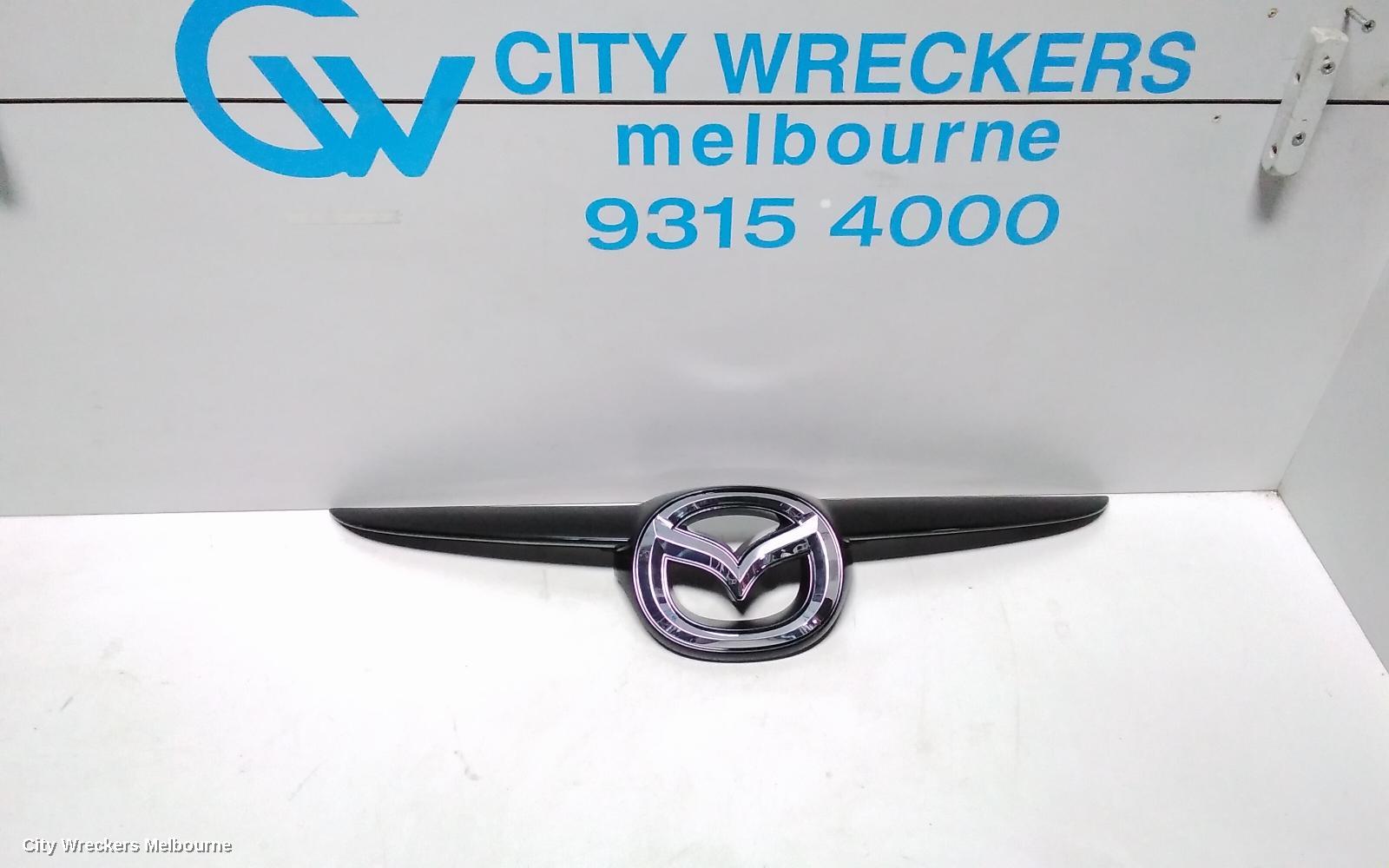 MAZDA 2 GRILLE, RADIATOR GRILLE, DE SERIES, HATCH, 05/2010 - 09/2014