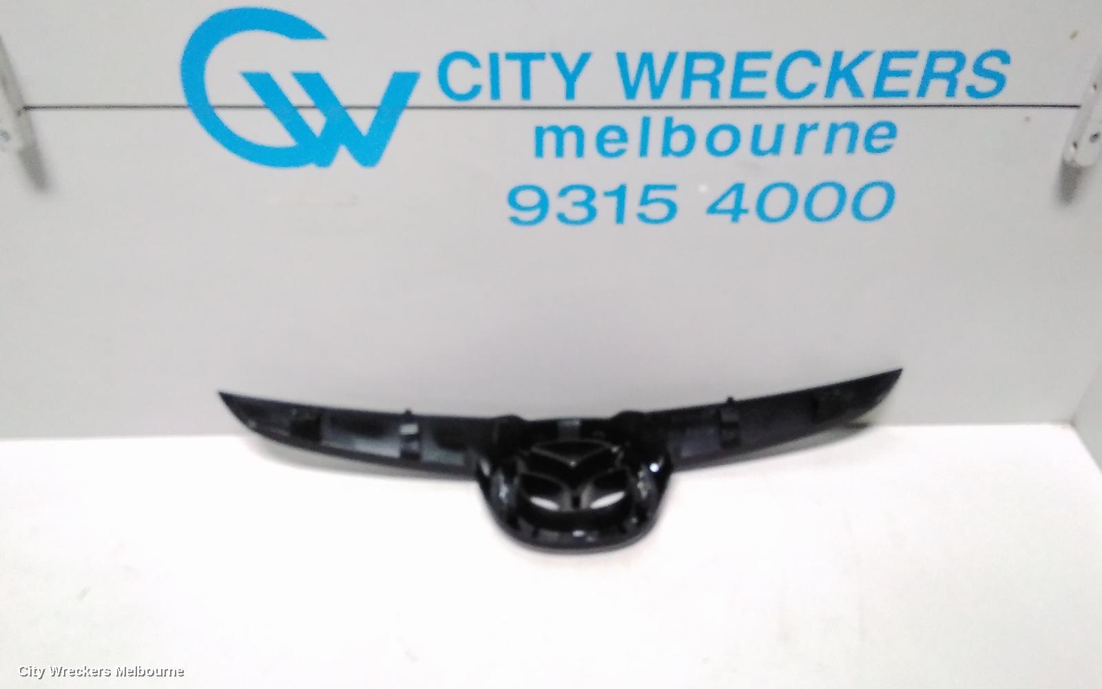MAZDA 2 GRILLE, RADIATOR GRILLE, DE SERIES, HATCH, 05/2010 - 09/2014