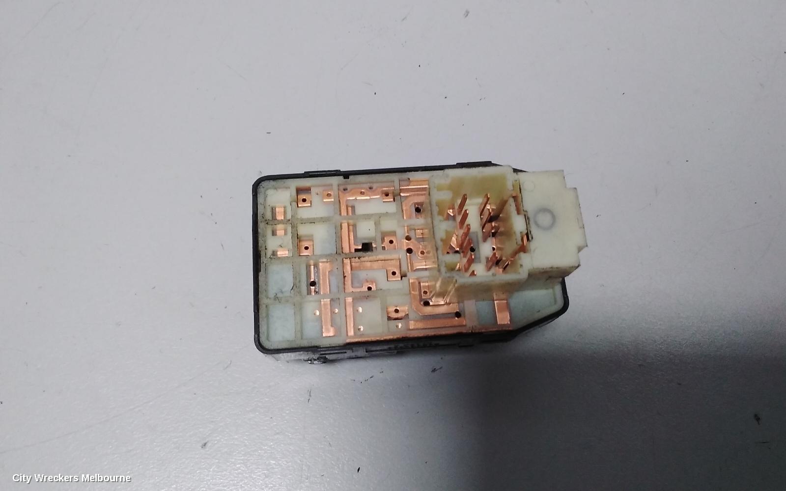 HYUNDAI ILOAD/IMAX, TQ, 11/2007 - 03/2021, GENUINE 2012 HYUNDAI ILOAD VAN 2.5L DIESEL MIRROR SWITCH 202006586 POWER FOLDING TYPE: 71930