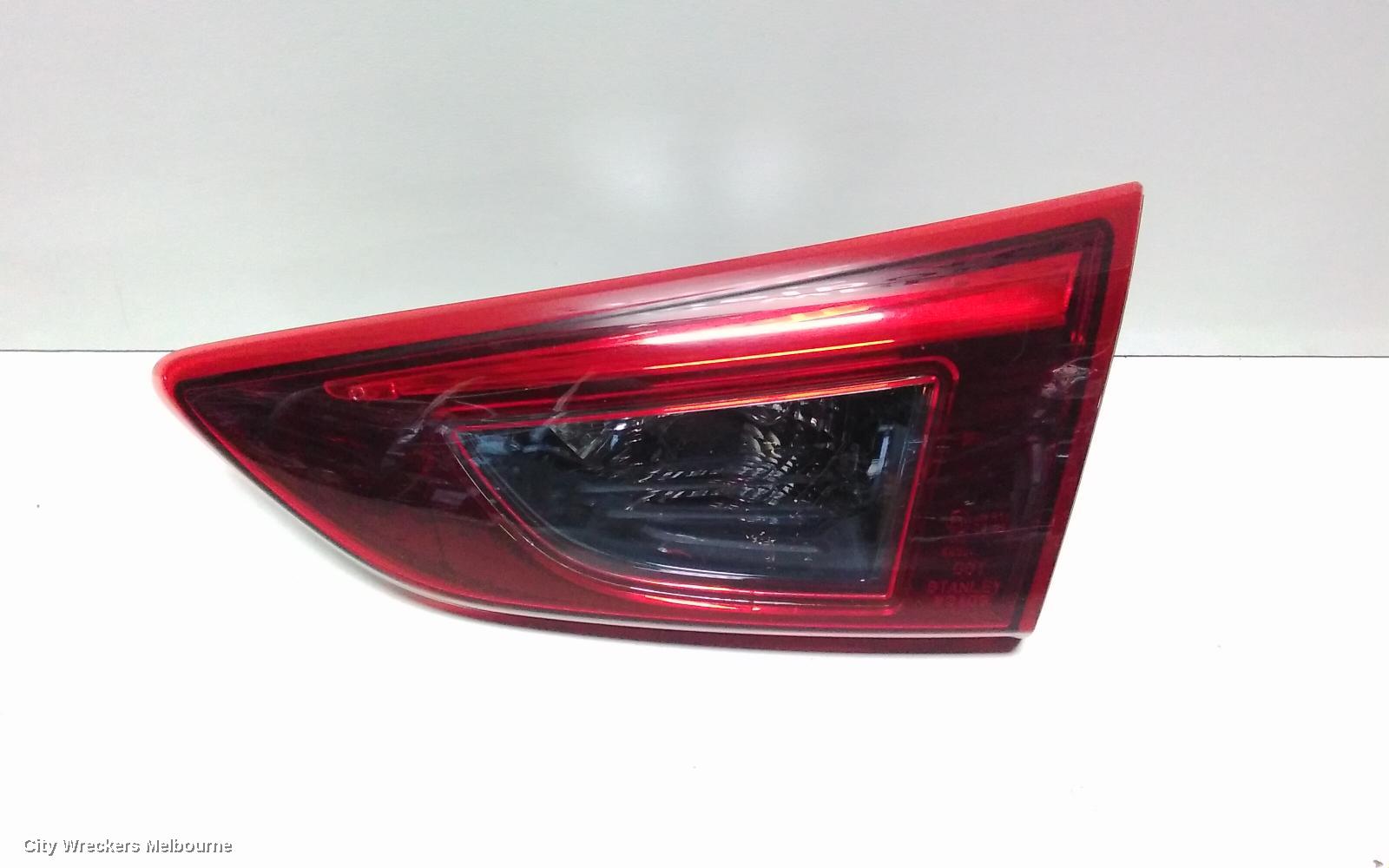 MAZDA CX3 REAR GARNISH, TAILGATE LAMP (RH SIDE), NON LED TYPE, DK, 03/2015 ONWARDS