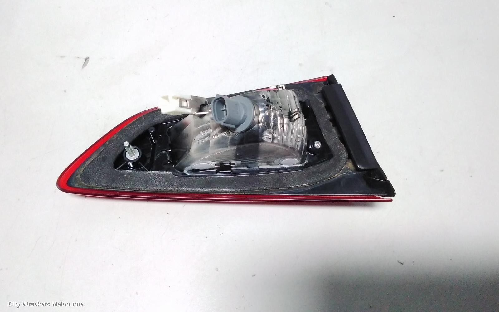 MAZDA CX3 REAR GARNISH, TAILGATE LAMP (RH SIDE), NON LED TYPE, DK, 03/2015 ONWARDS