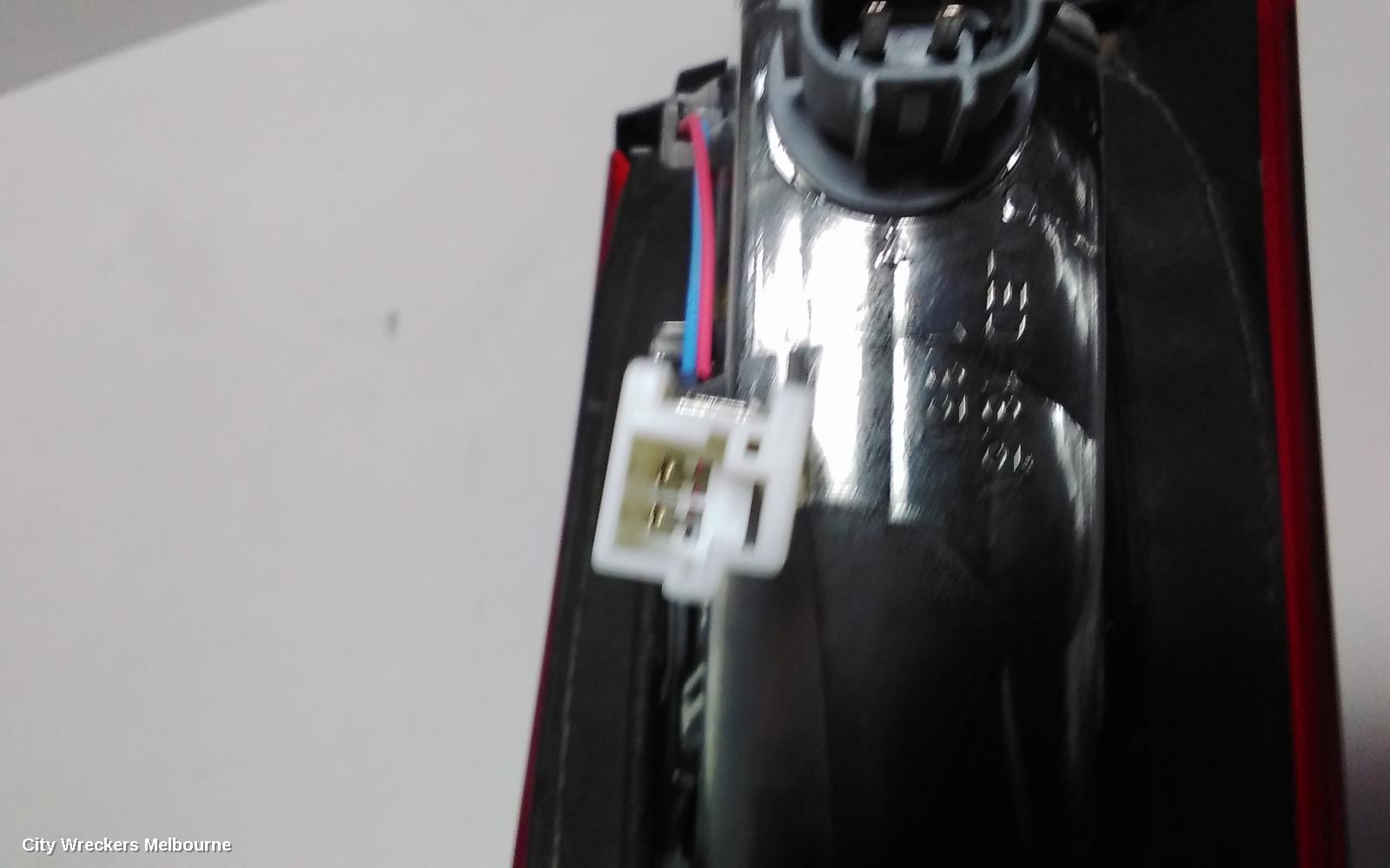 MAZDA CX3 REAR GARNISH, TAILGATE LAMP (RH SIDE), NON LED TYPE, DK, 03/2015 ONWARDS