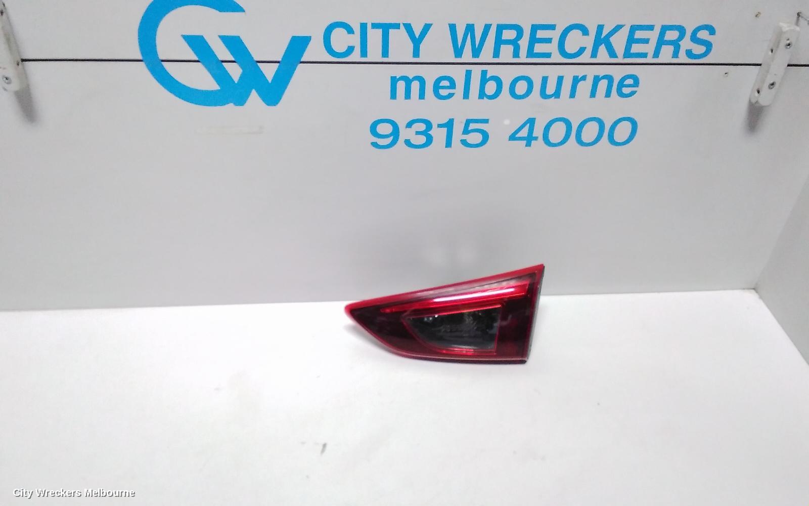 MAZDA CX3 REAR GARNISH, TAILGATE LAMP (RH SIDE), NON LED TYPE, DK, 03/2015 ONWARDS