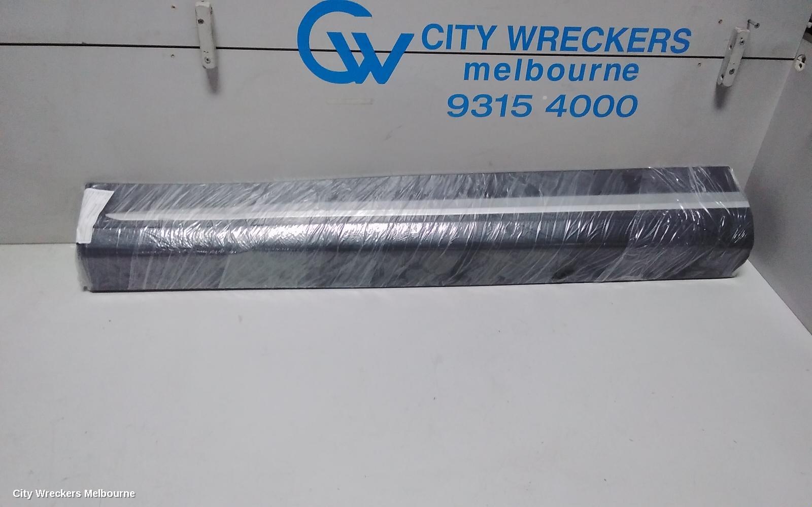 MITSUBISHI ECLIPSE CROSS DOOR MOULD, LHF LOWER DOOR MOULD   SMALL SCRATCH ON THE SILVER PART CHECK PHOTOS: 73007, GEN 1, 11/2017 ONWARDS