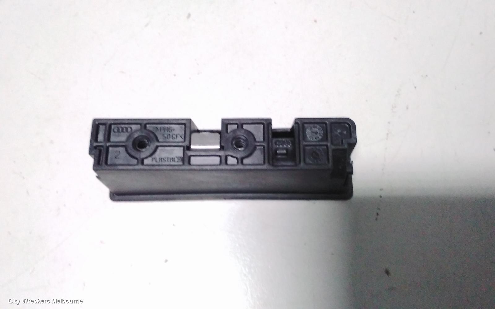 AUDI Q7 TAILGATE HANDLE, 4L, 09/2006 - 08/2015
