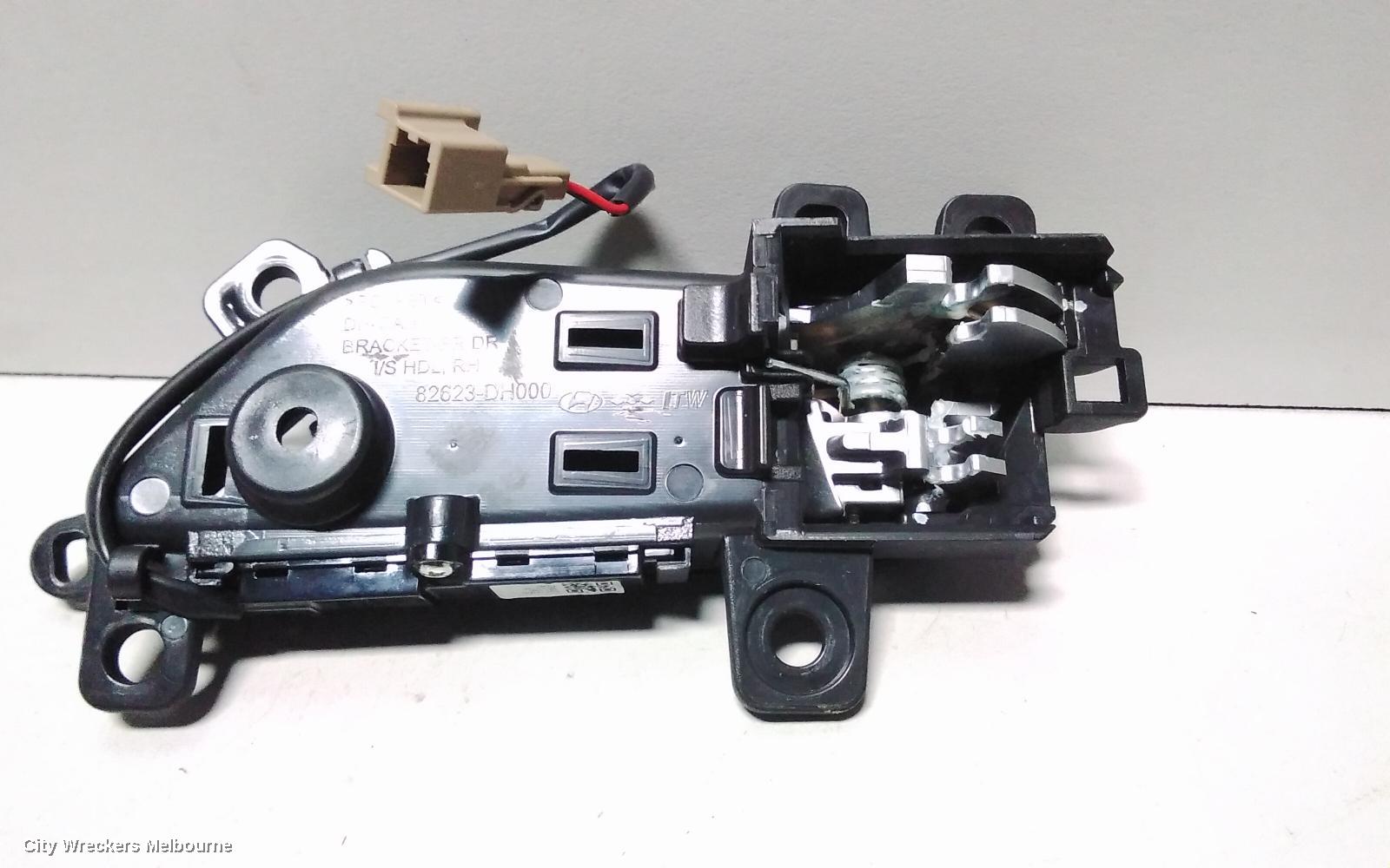 HYUNDAI GENESIS DOOR HANDLE, INNER, RH FRONT, DH, 11/2014 - 01/2018