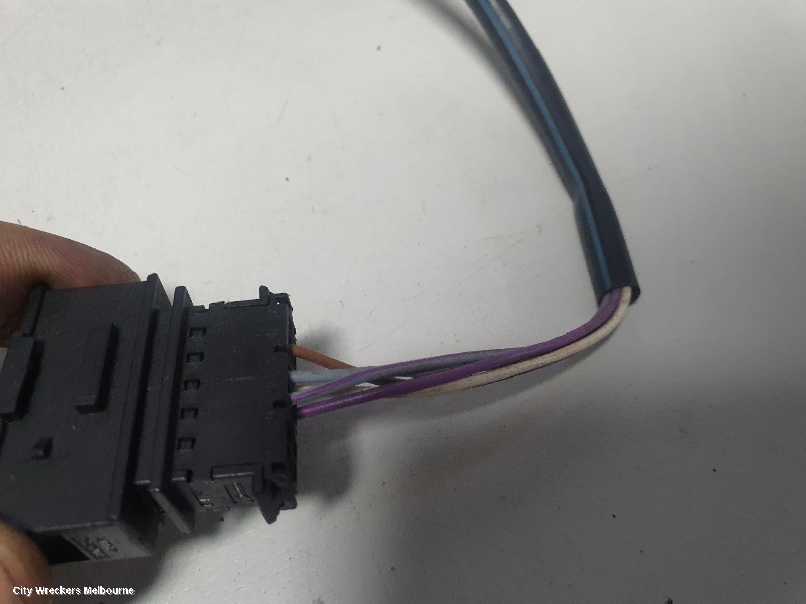 VOLKSWAGEN PASSAT LEFT DOOR MIRROR, 3B/GP, MANUAL FOLDING TYPE (1 PLUG 5 WIRE), 03/1997 - 11/2005