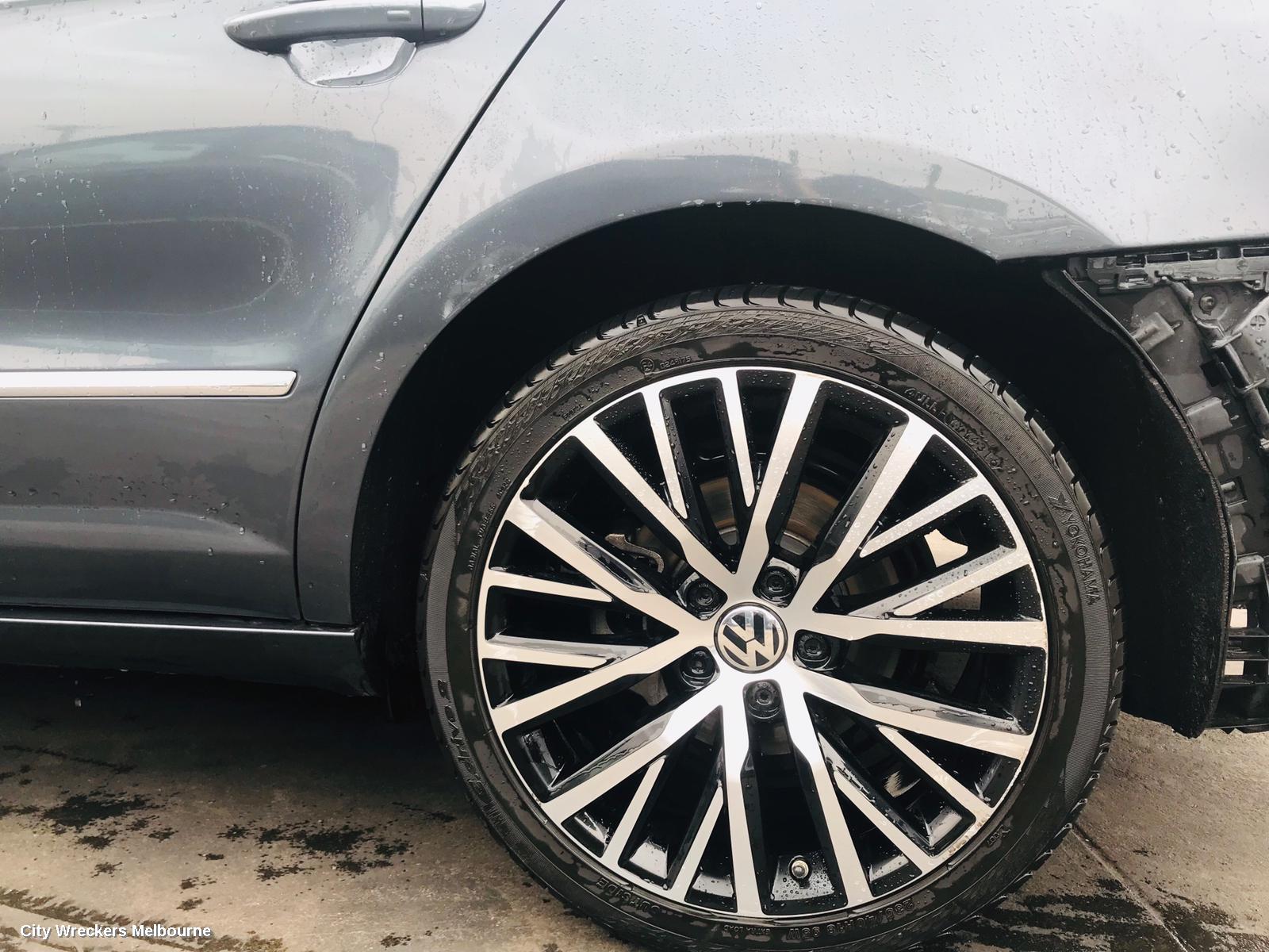 VOLKSWAGEN PASSAT FOG LAMP