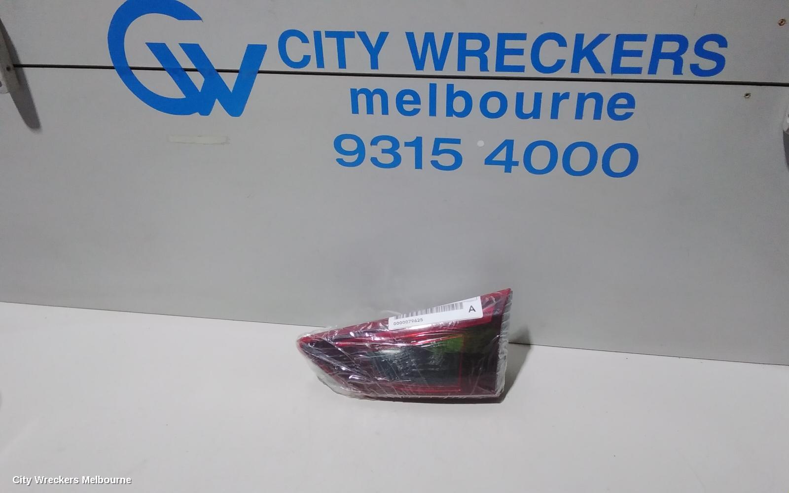 MAZDA CX3 REAR GARNISH, TAILGATE LAMP (RH SIDE), NON LED TYPE, DK, 03/2015 ONWARDS