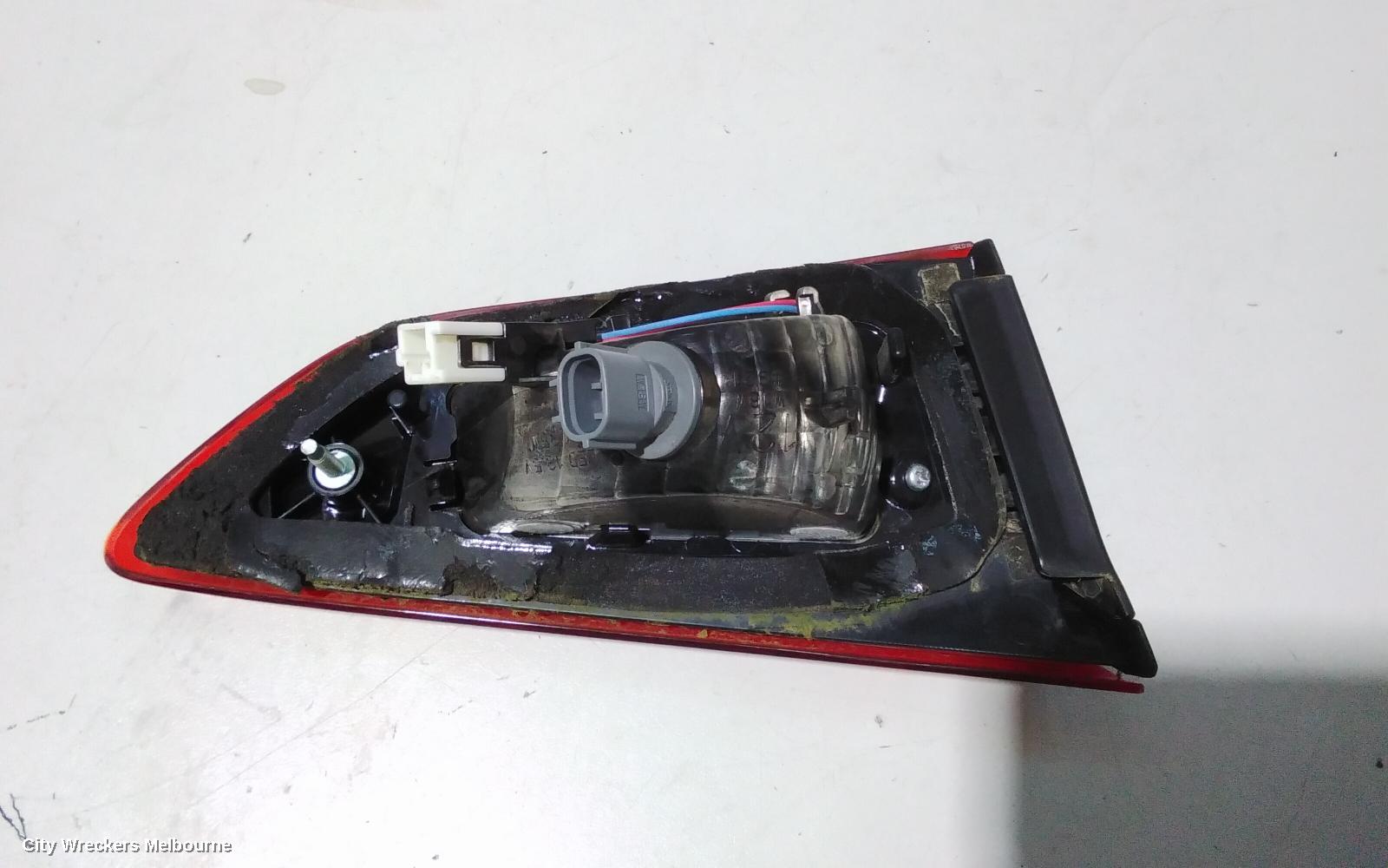 MAZDA CX3 REAR GARNISH, TAILGATE LAMP (RH SIDE), NON LED TYPE, DK, 03/2015 ONWARDS