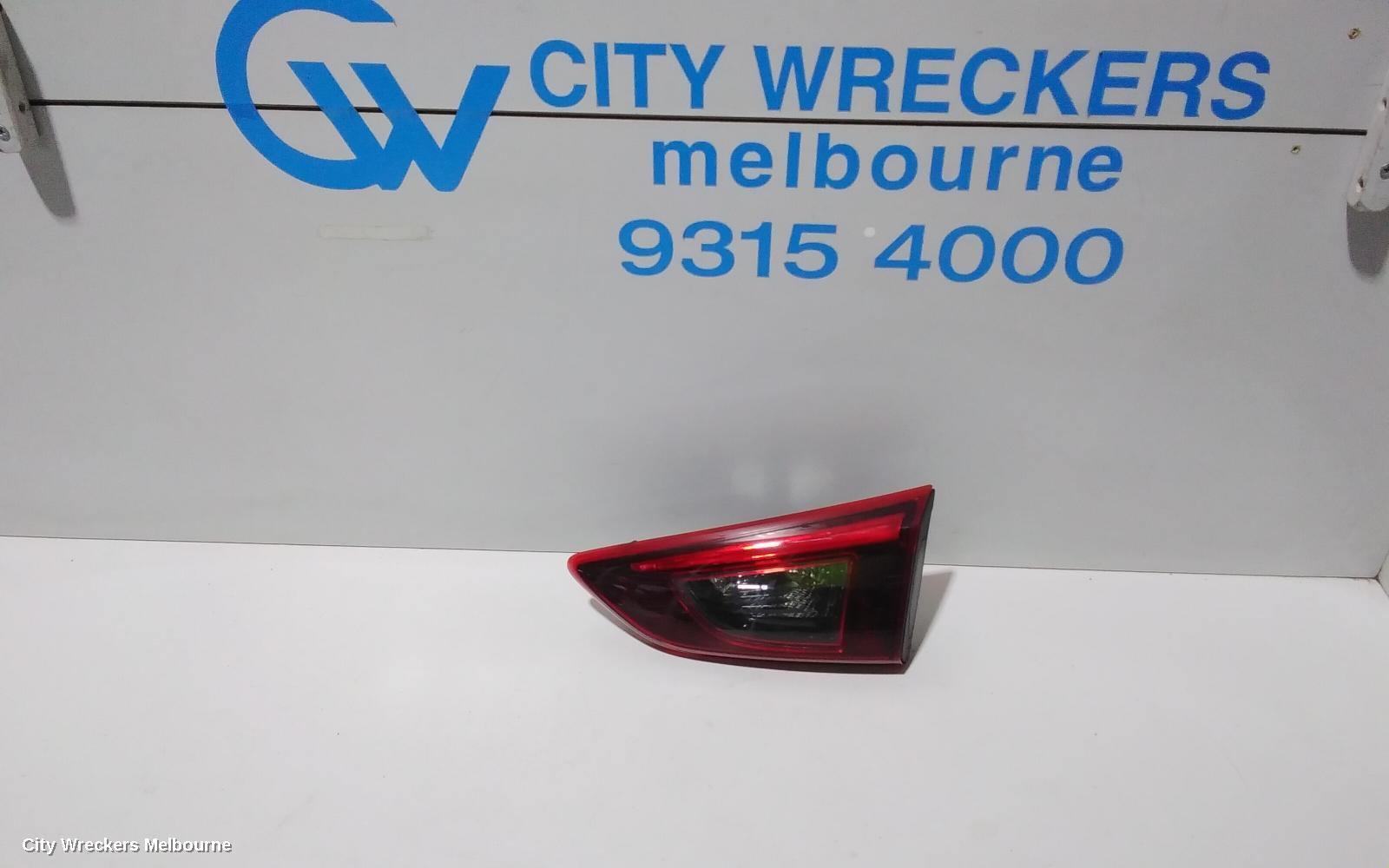 MAZDA CX3 REAR GARNISH, TAILGATE LAMP (RH SIDE), NON LED TYPE, DK, 03/2015 ONWARDS
