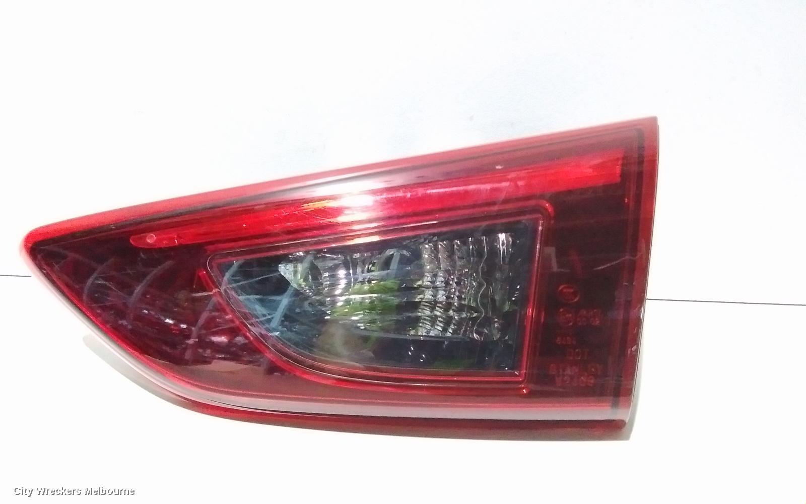 MAZDA CX3 REAR GARNISH, TAILGATE LAMP (RH SIDE), NON LED TYPE, DK, 03/2015 ONWARDS