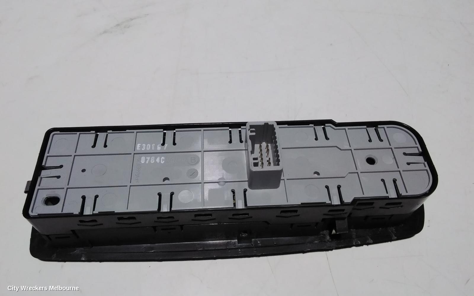 RENAULT MEGANE PWR DR WIND SWITCH, RH FRONT (MASTER SWITCH), X32/B95, 5DR HATCH, P/N 809610007R, (NON FOLDING MIRRORS TYPE), 09/2010 - 05/2016