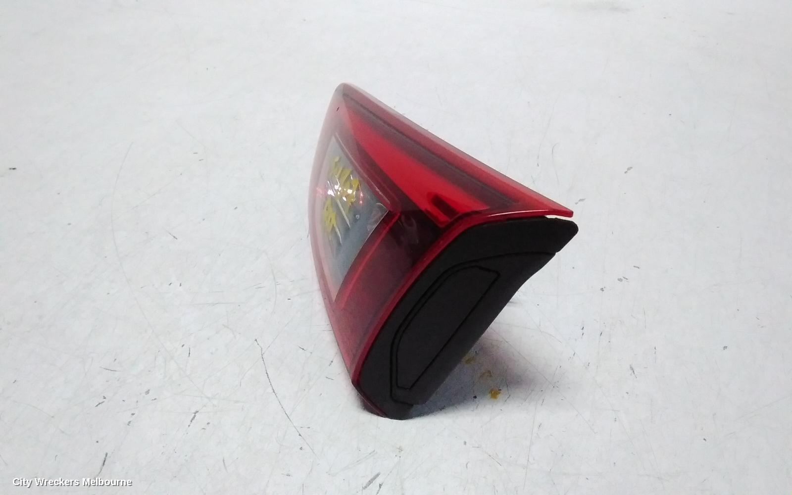 MAZDA CX3 REAR GARNISH, TAILGATE LAMP (RH SIDE), NON LED TYPE, DK, 03/2015 ONWARDS