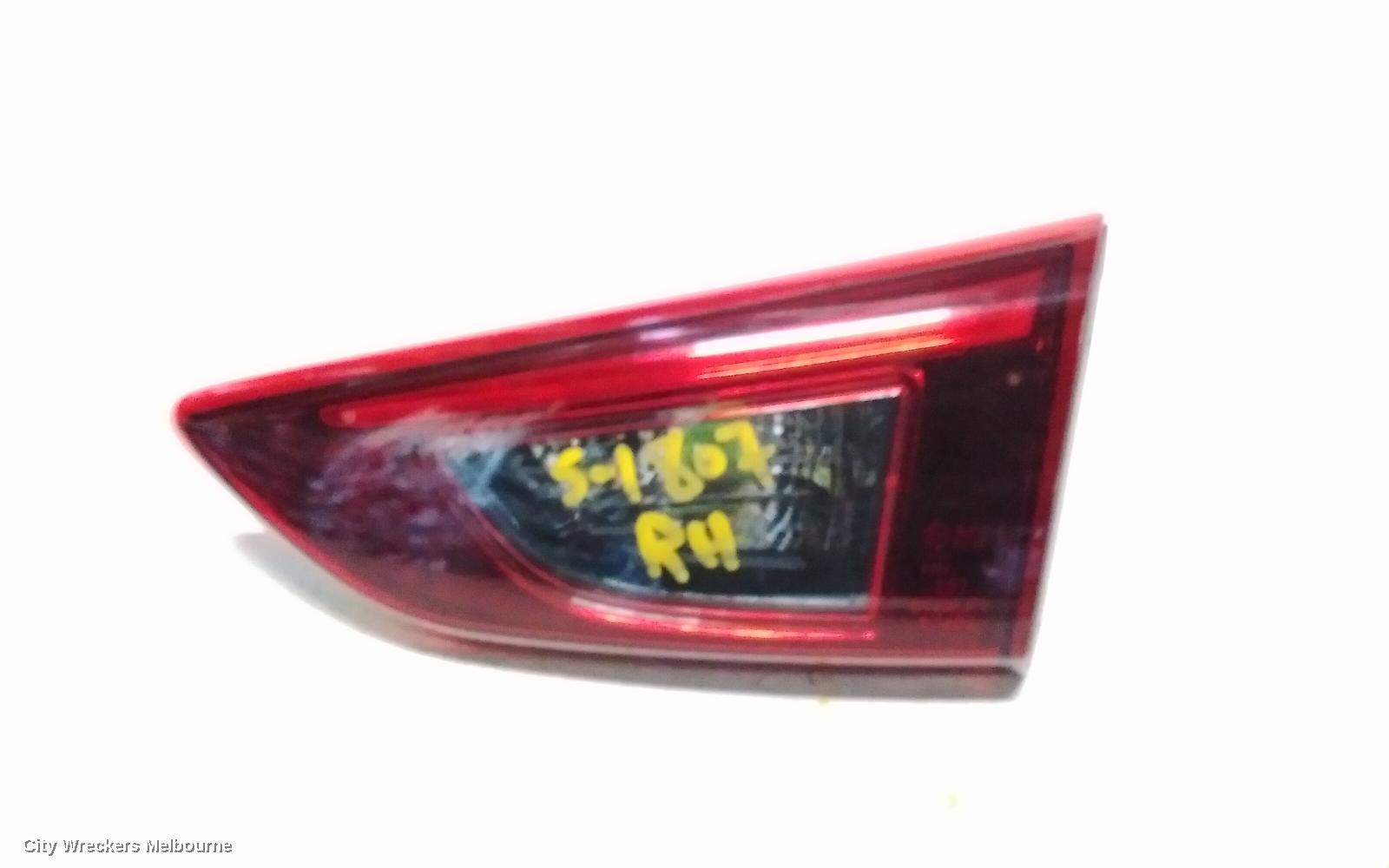 MAZDA CX3 REAR GARNISH, TAILGATE LAMP (RH SIDE), NON LED TYPE, DK, 03/2015 ONWARDS