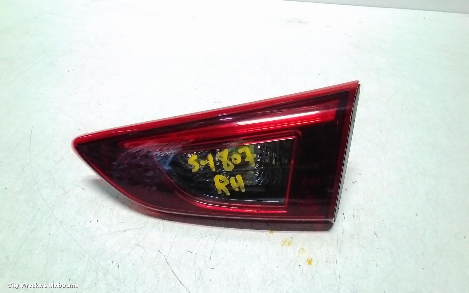 MAZDA CX3 REAR GARNISH, TAILGATE LAMP (RH SIDE), NON LED TYPE, DK, 03/2015 ONWARDS
