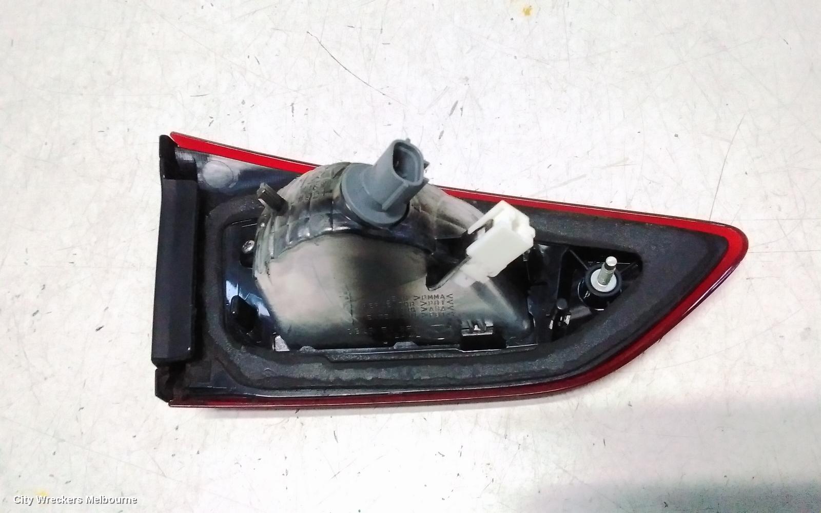 MAZDA CX3 REAR GARNISH, TAILGATE LAMP (RH SIDE), NON LED TYPE, DK, 03/2015 ONWARDS