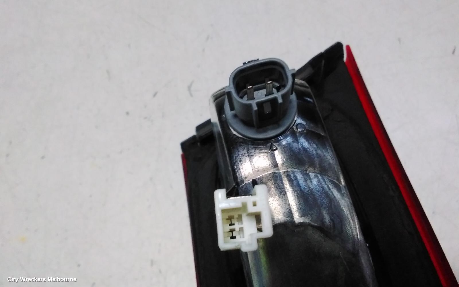 MAZDA CX3 REAR GARNISH, TAILGATE LAMP (RH SIDE), NON LED TYPE, DK, 03/2015 ONWARDS