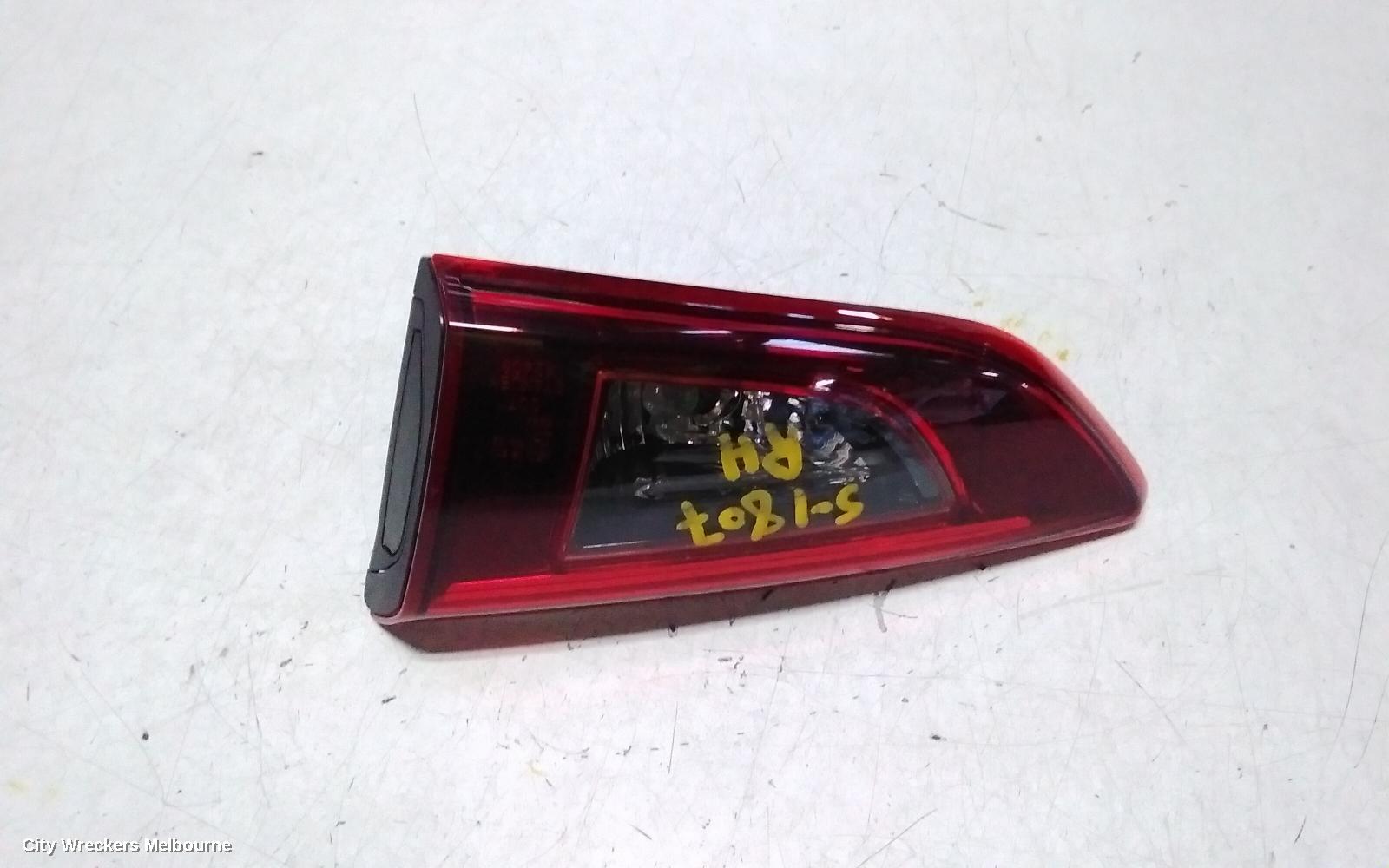 MAZDA CX3 REAR GARNISH, TAILGATE LAMP (RH SIDE), NON LED TYPE, DK, 03/2015 ONWARDS