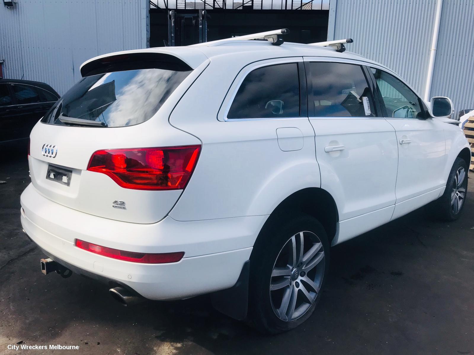 AUDI Q7 LEFT TAILLIGHT, 4L, IN TAILGATE, 09/2006 - 09/2009