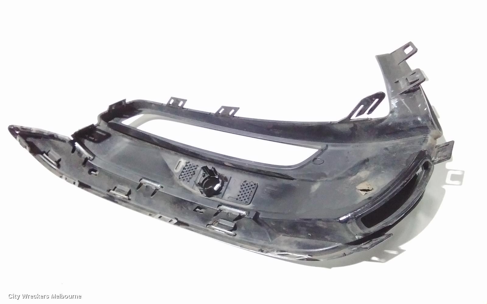 HOLDEN COMMODORE RIGHT INDICATOR/FOG/SIDE, DAYTIME RUNNING LAMP COVER, VF, 05/2013 - 12/2017