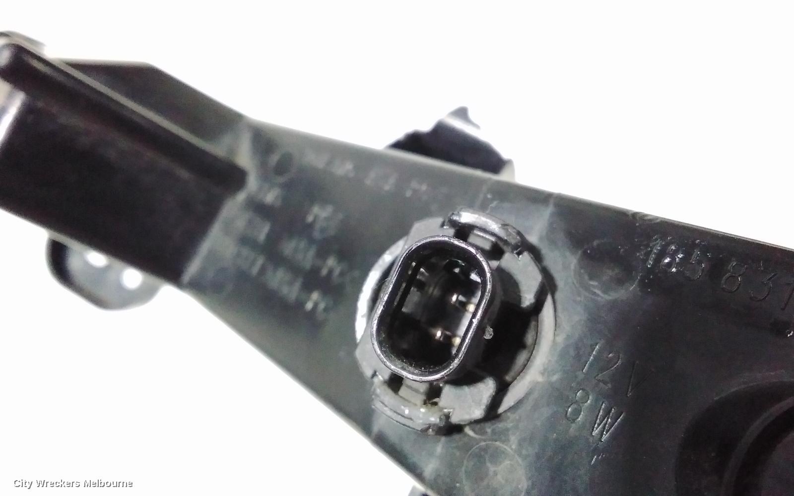 HOLDEN COMMODORE RIGHT INDICATOR/FOG/SIDE, DAYTIME RUNNING LAMP COVER, VF, 05/2013 - 12/2017