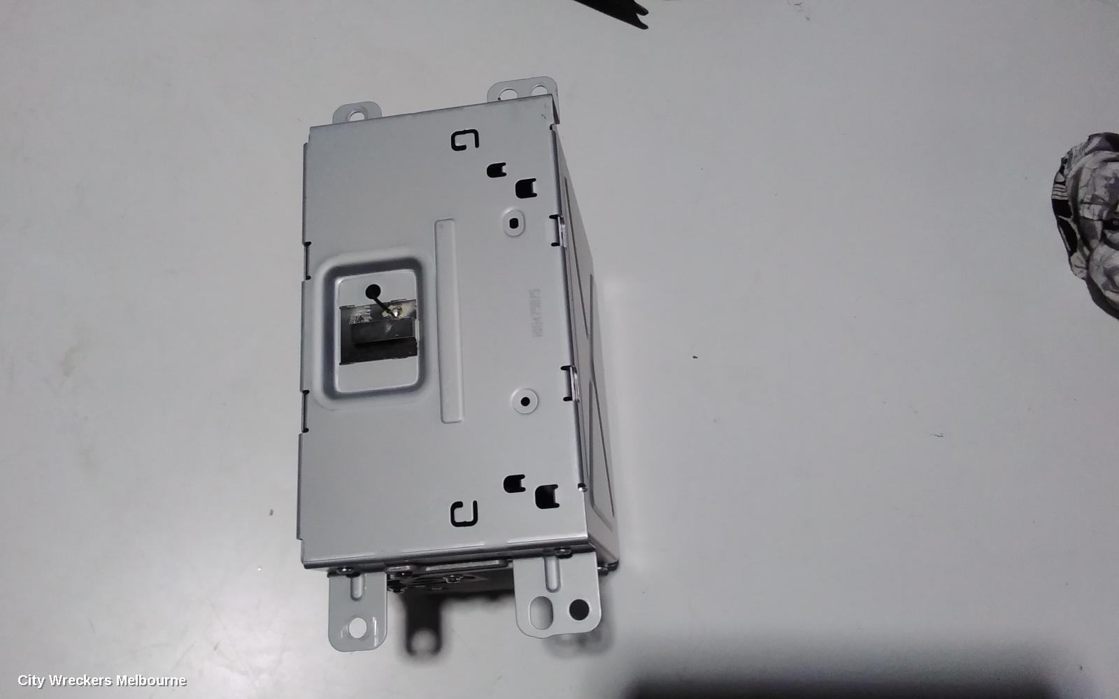 HOLDEN COMMODORE RADIO/CD/DVD/SAT/TV, DASH RADIO CONTROL PANEL/CONTROL UNIT ONLY, SAT NAV TYPE, VF, 05/2013 - 12/2017