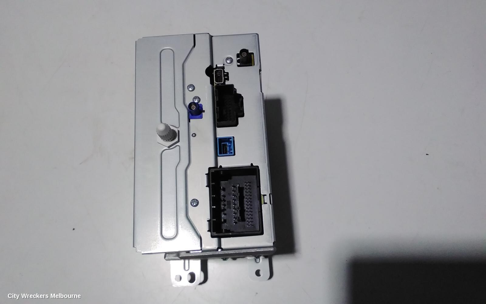 HOLDEN COMMODORE RADIO/CD/DVD/SAT/TV, DASH RADIO CONTROL PANEL/CONTROL UNIT ONLY, SAT NAV TYPE, VF, 05/2013 - 12/2017