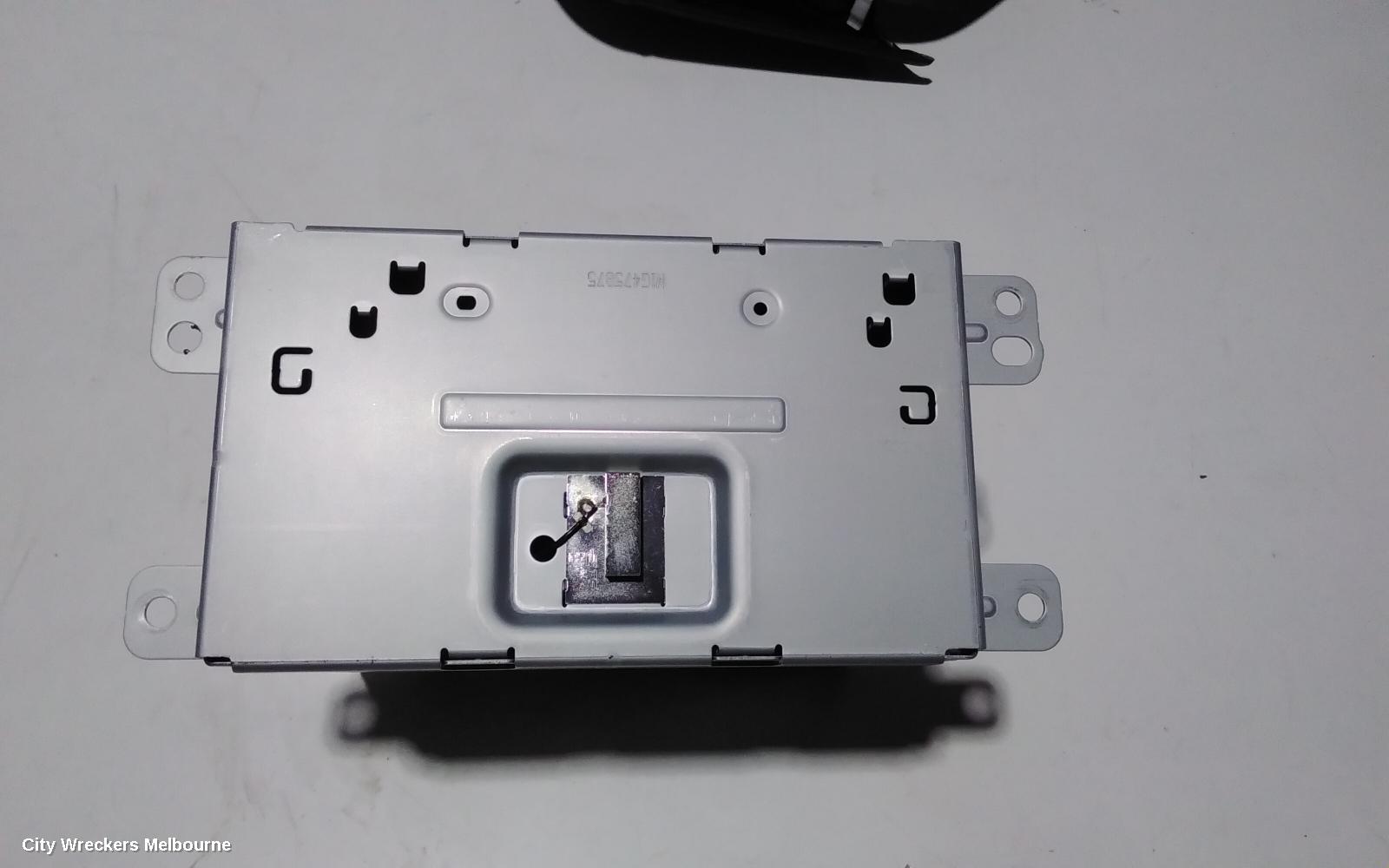 HOLDEN COMMODORE RADIO/CD/DVD/SAT/TV, DASH RADIO CONTROL PANEL/CONTROL UNIT ONLY, SAT NAV TYPE, VF, 05/2013 - 12/2017