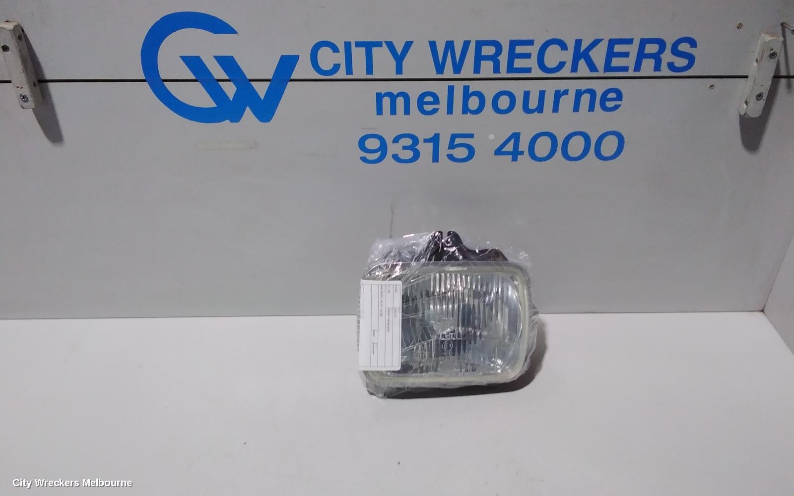 TOYOTA HILUX RIGHT HEADLAMP, HALOGEN, 09/1997 - 03/2005
