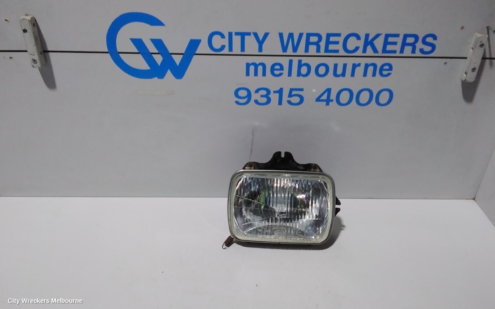 TOYOTA HILUX RIGHT HEADLAMP, HALOGEN, 09/1997 - 03/2005
