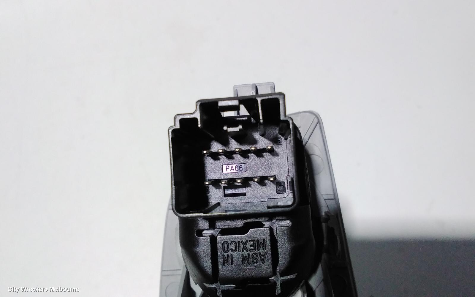 CHRYSLER 300C PWR DR WIND SWITCH, RH FRONT (MASTER SWITCH), NON ILLUMINATION, LH & RH FRONT AUTO WINDOWS, P/N 04602781AA, 11/2005 - 12/2011