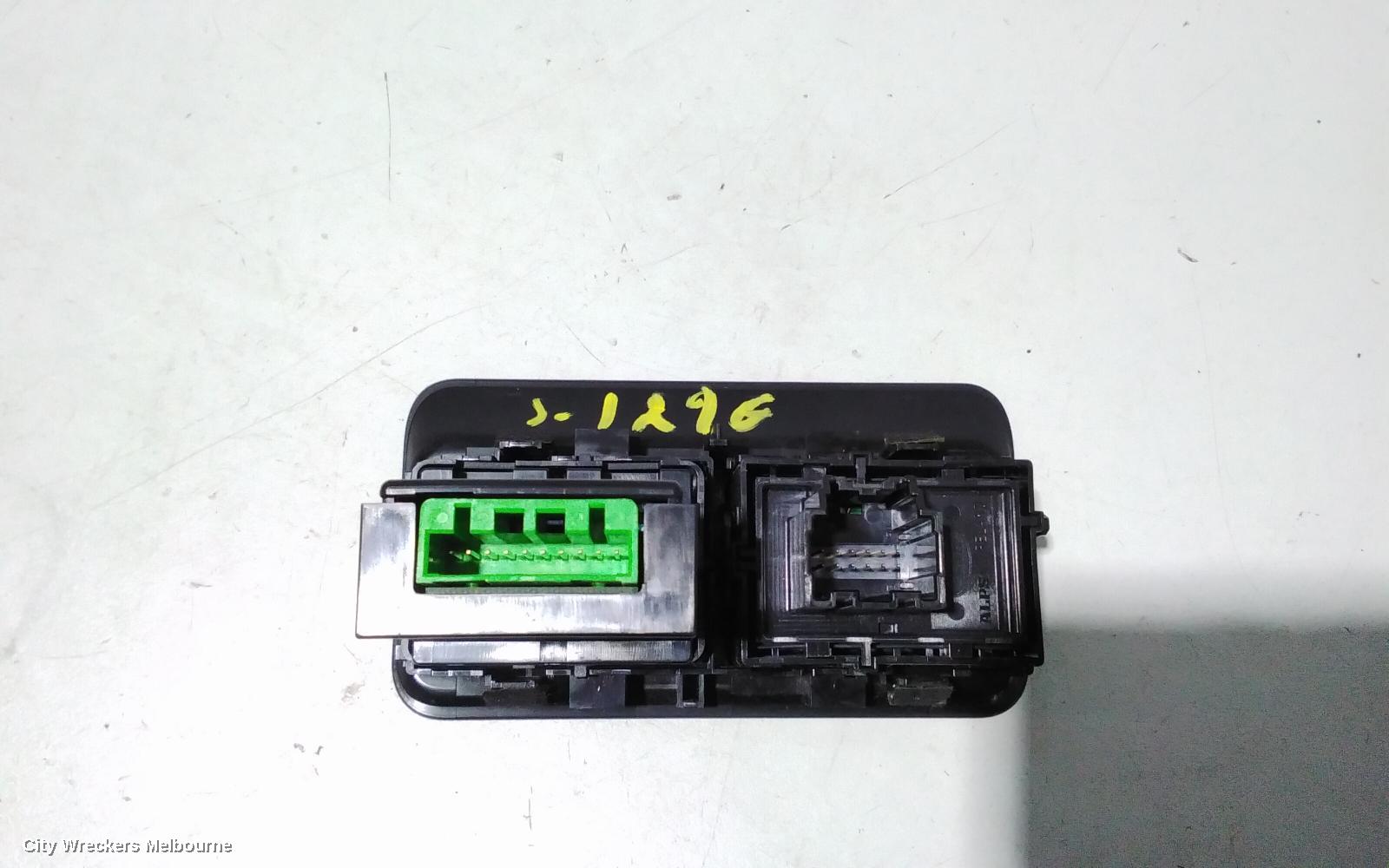 LAND ROVER DISCOVERY SPORT, L550, 01/2015 ONWARDS, GK72-11654-DA   TAILGATE TRUNK RELEASE SWITCH : 82768