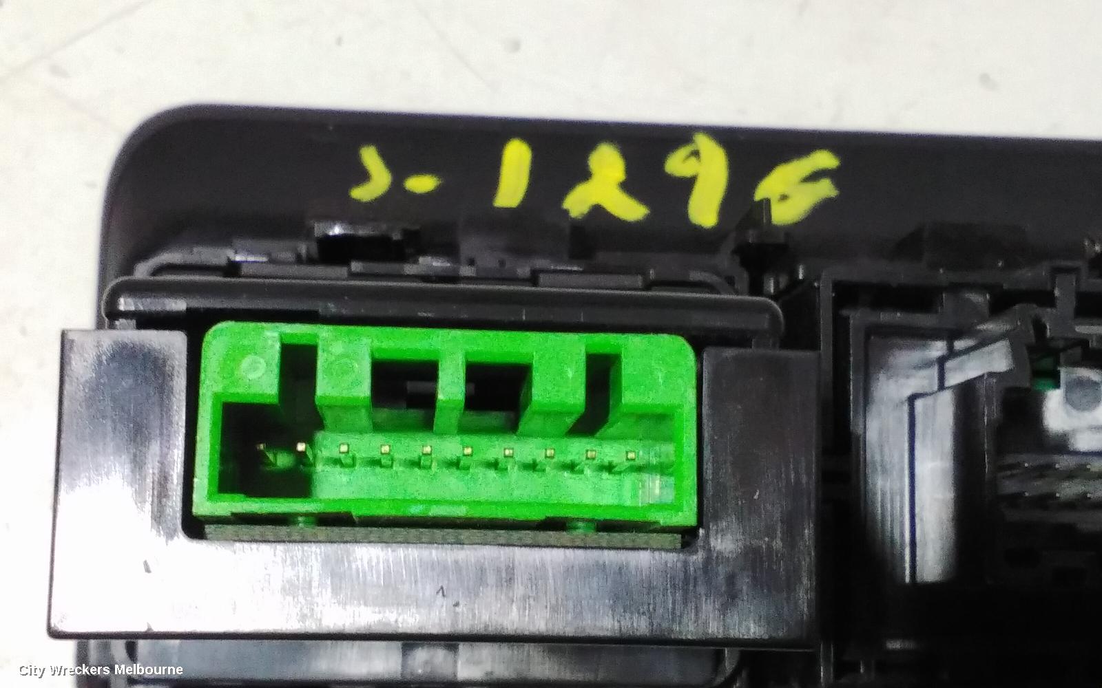 LAND ROVER DISCOVERY SPORT, L550, 01/2015 ONWARDS, GK72-11654-DA   TAILGATE TRUNK RELEASE SWITCH : 82768