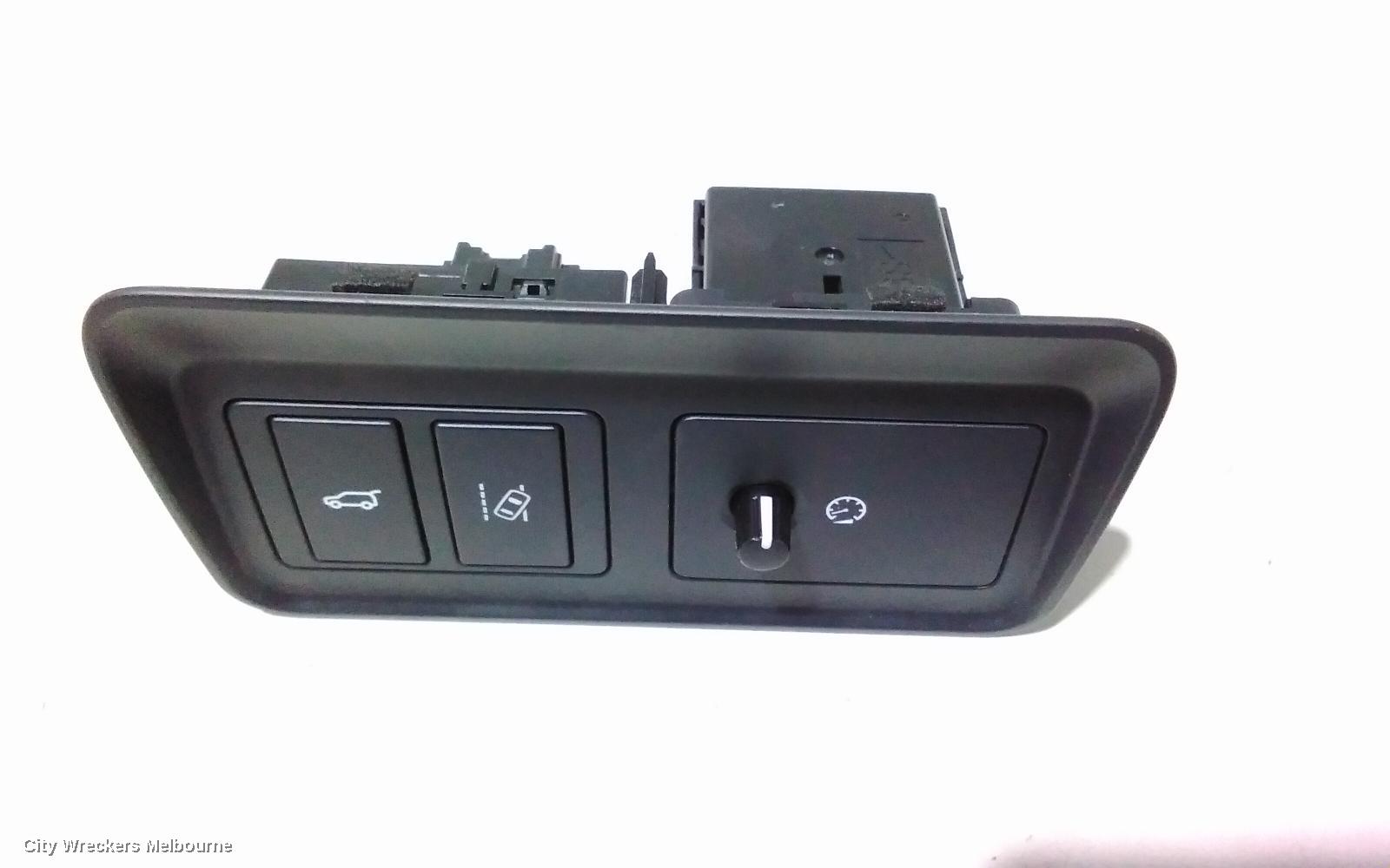 LAND ROVER DISCOVERY SPORT, L550, 01/2015 ONWARDS, GK72-11654-DA   TAILGATE TRUNK RELEASE SWITCH : 82768