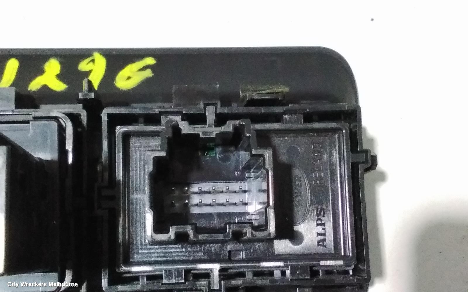 LAND ROVER DISCOVERY SPORT, L550, 01/2015 ONWARDS, GK72-11654-DA   TAILGATE TRUNK RELEASE SWITCH : 82768