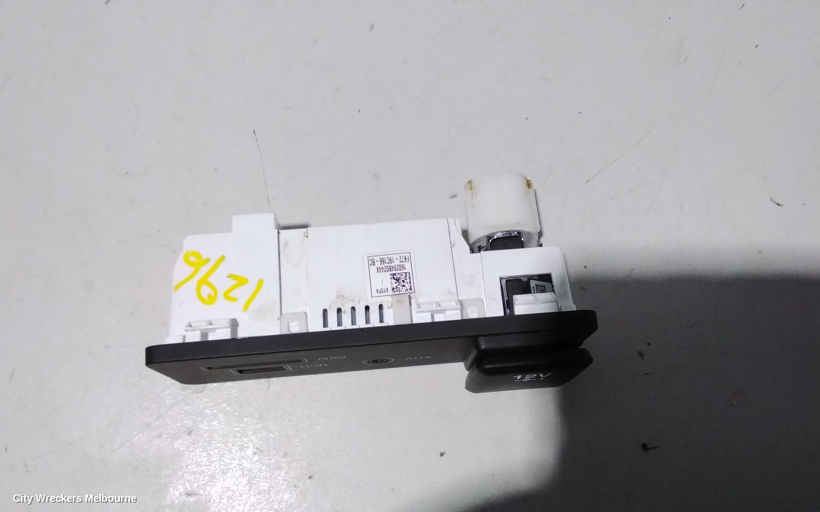 LAND ROVER DISCOVERY SPORT, L550, 01/2015 ONWARDS, FK72-19C166-BC  POWER OUTLET USB AUX SAT NAV CONSOLE UNIT : 82810