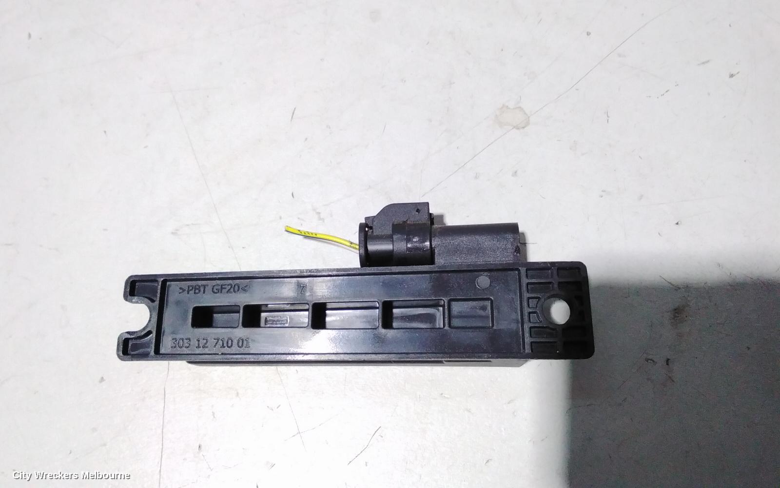 LAND ROVER DISCOVERY SPORT, L550, 01/2015 ONWARDS, AH42-15K603-AA  KEYLESS ENTRY ANTENNA IN THE CONSOL: 82812