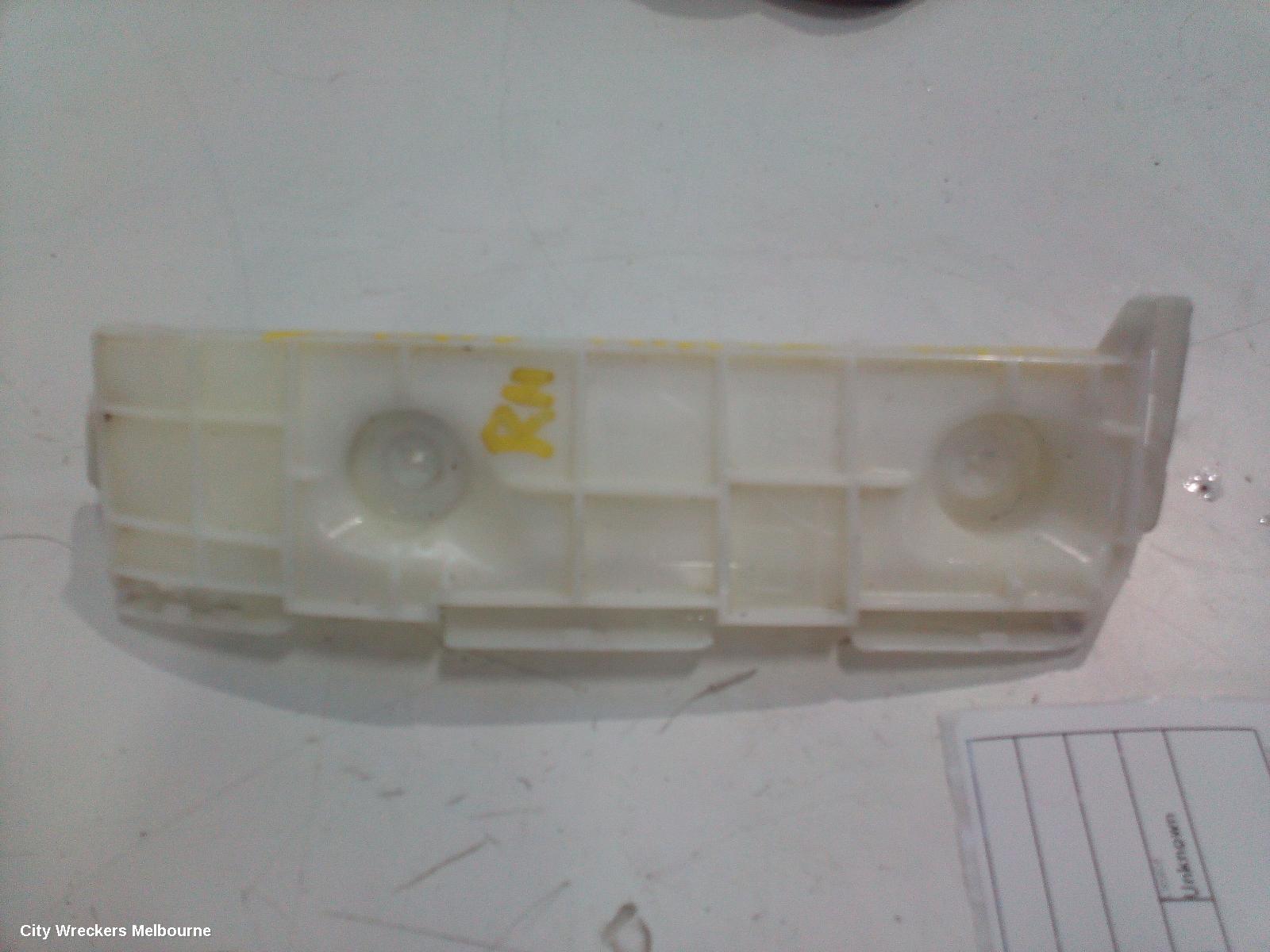 TOYOTA HIACE, TRH/KDH 03/2005 - 04/2019, RHR BAR BRAKET: 82917