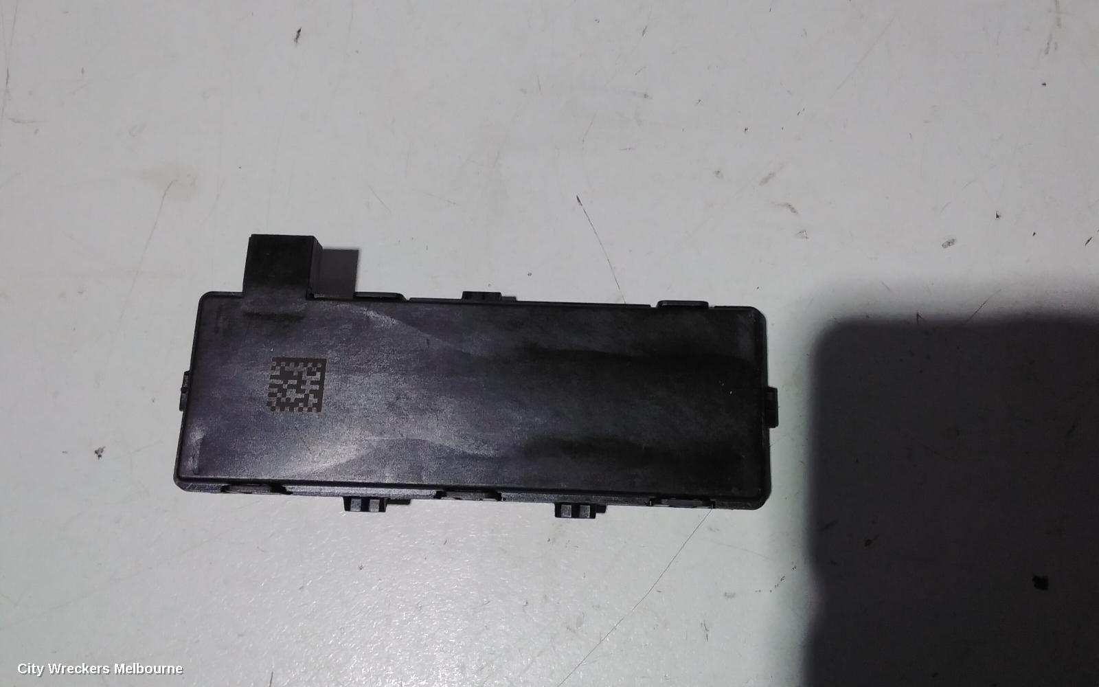 HOLDEN COLORADO, RG, 06/2012 - 12/2020, TA-2010/972 CRUZE RADION PYSTYANTENNI: 84543