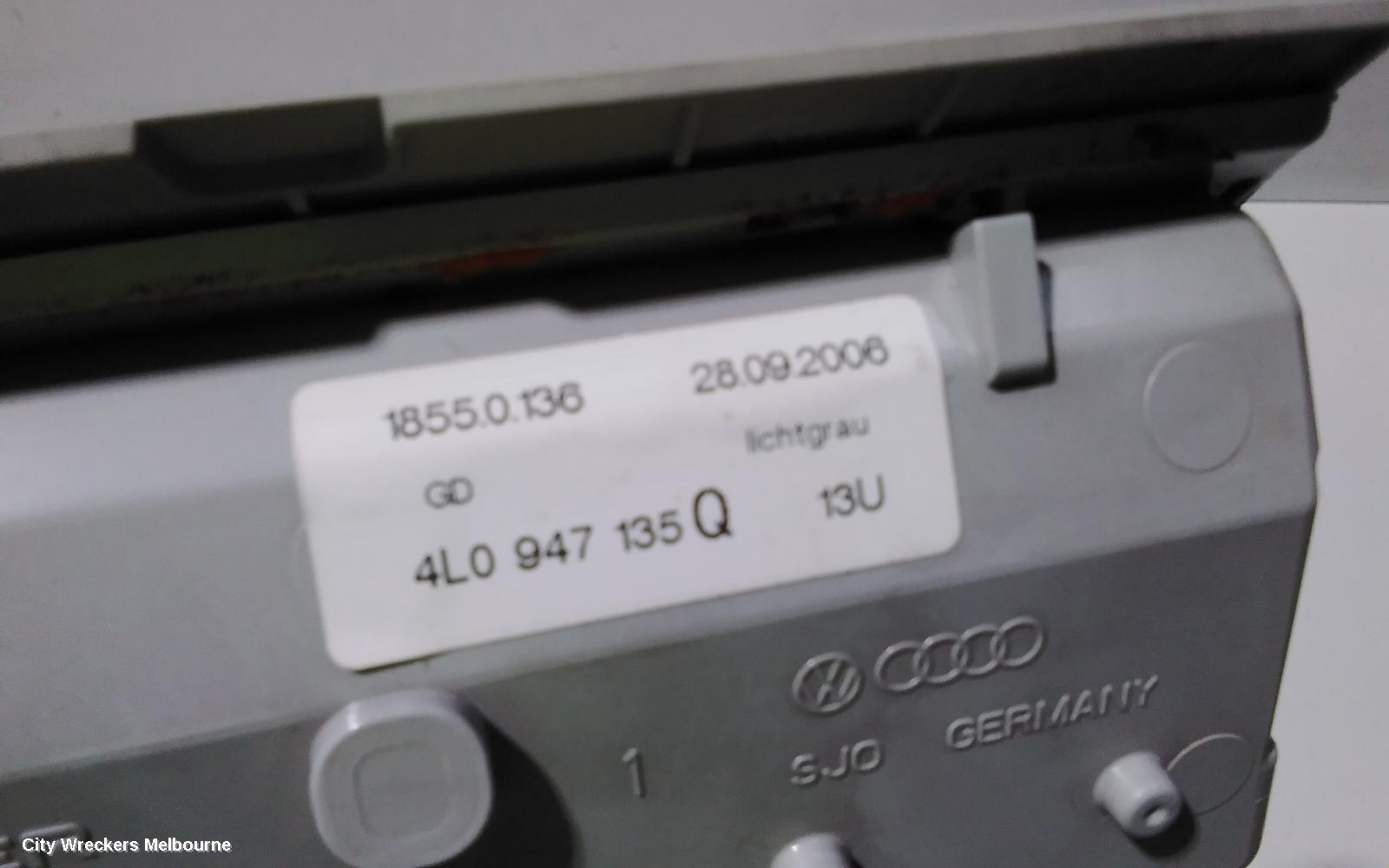 AUDI Q7 COURTESY LIGHT, FRONT (CENTRE), W/ SUNROOF CONTROLS TYPE, 4L, 09/2006 - 08/2015