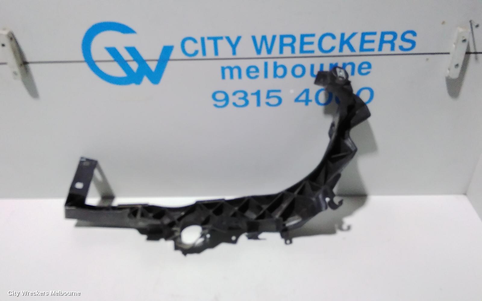BMW 3 SERIES, E90, 03/2005 - 12/2013, 5164 7 138 402   RH HEAD LIGHT BRAKET: 85083