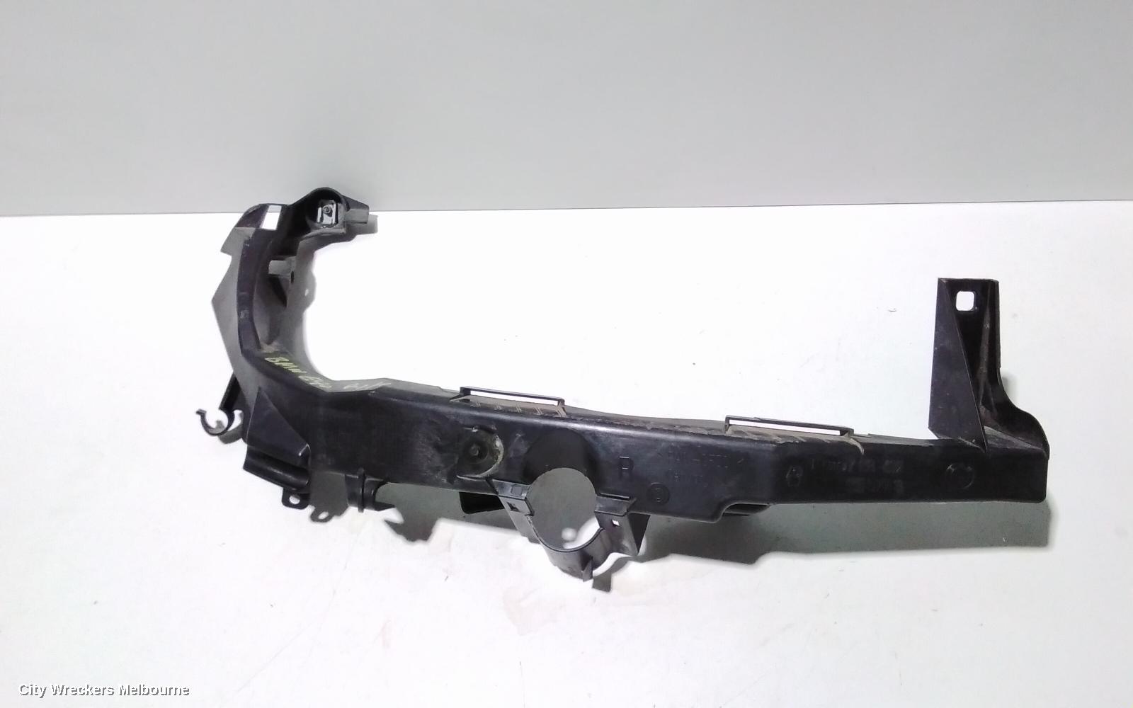 BMW 3 SERIES, E90, 03/2005 - 12/2013, 5164 7 138 402   RH HEAD LIGHT BRAKET: 85083