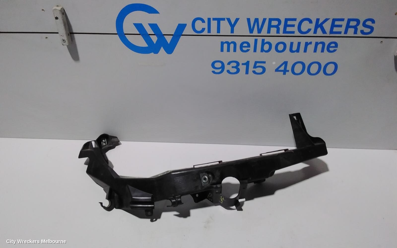BMW 3 SERIES, E90, 03/2005 - 12/2013, 5164 7 138 402   RH HEAD LIGHT BRAKET: 85083