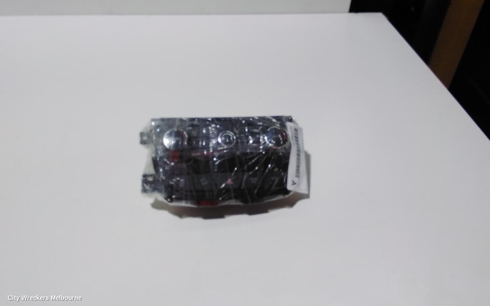 HOLDEN CAPTIVA HEATER/AC CONTROLS, DUAL ZONE CLIMATE CONTROL TYPE, W/ PARK ASSIST BUTTON TYPE, CG, 01/2014 - 06/2018
