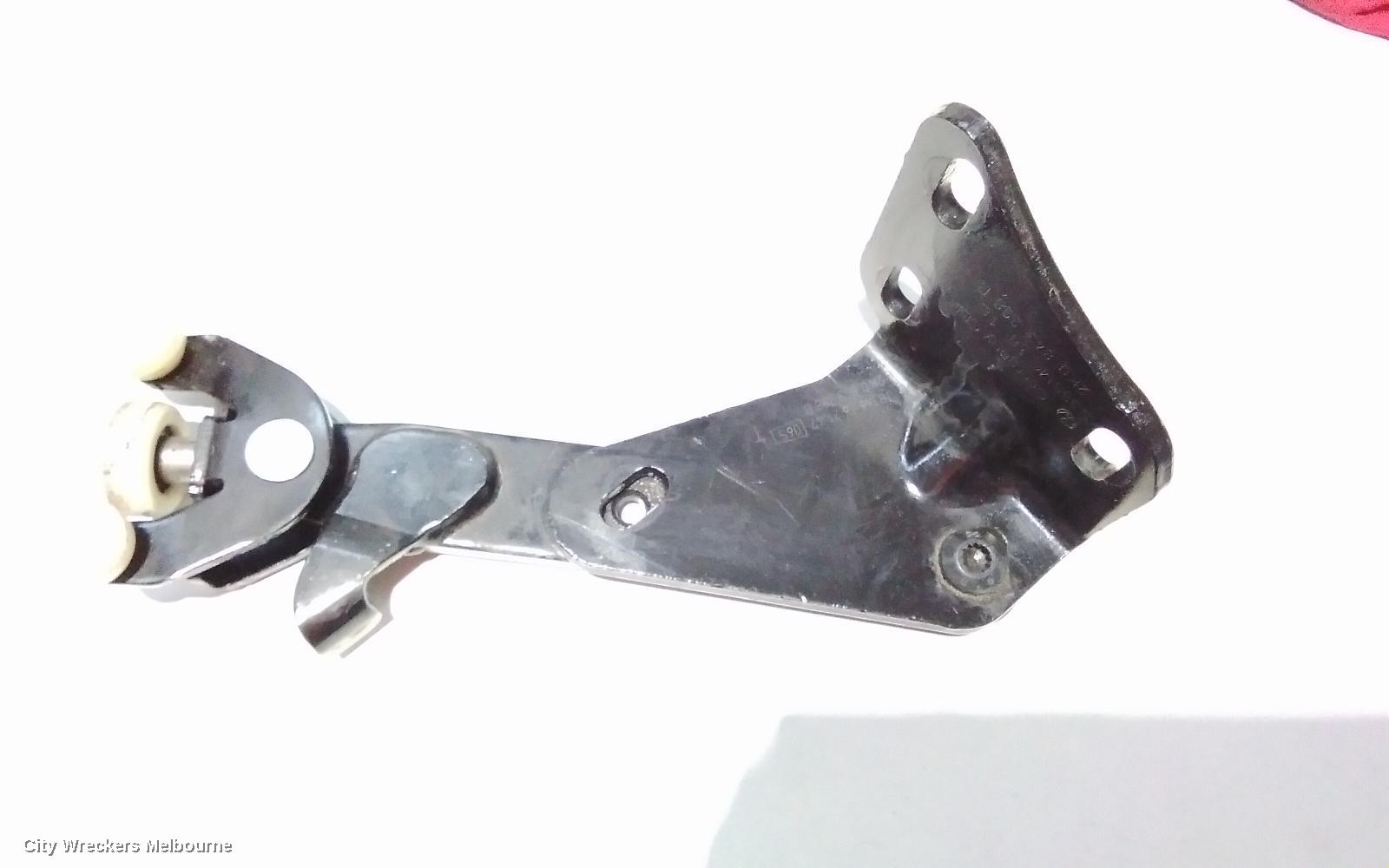 VOLKSWAGEN CADDY, 2KN, 12/2015 - 02/2021, RHR DOOR ROLER: 86182
